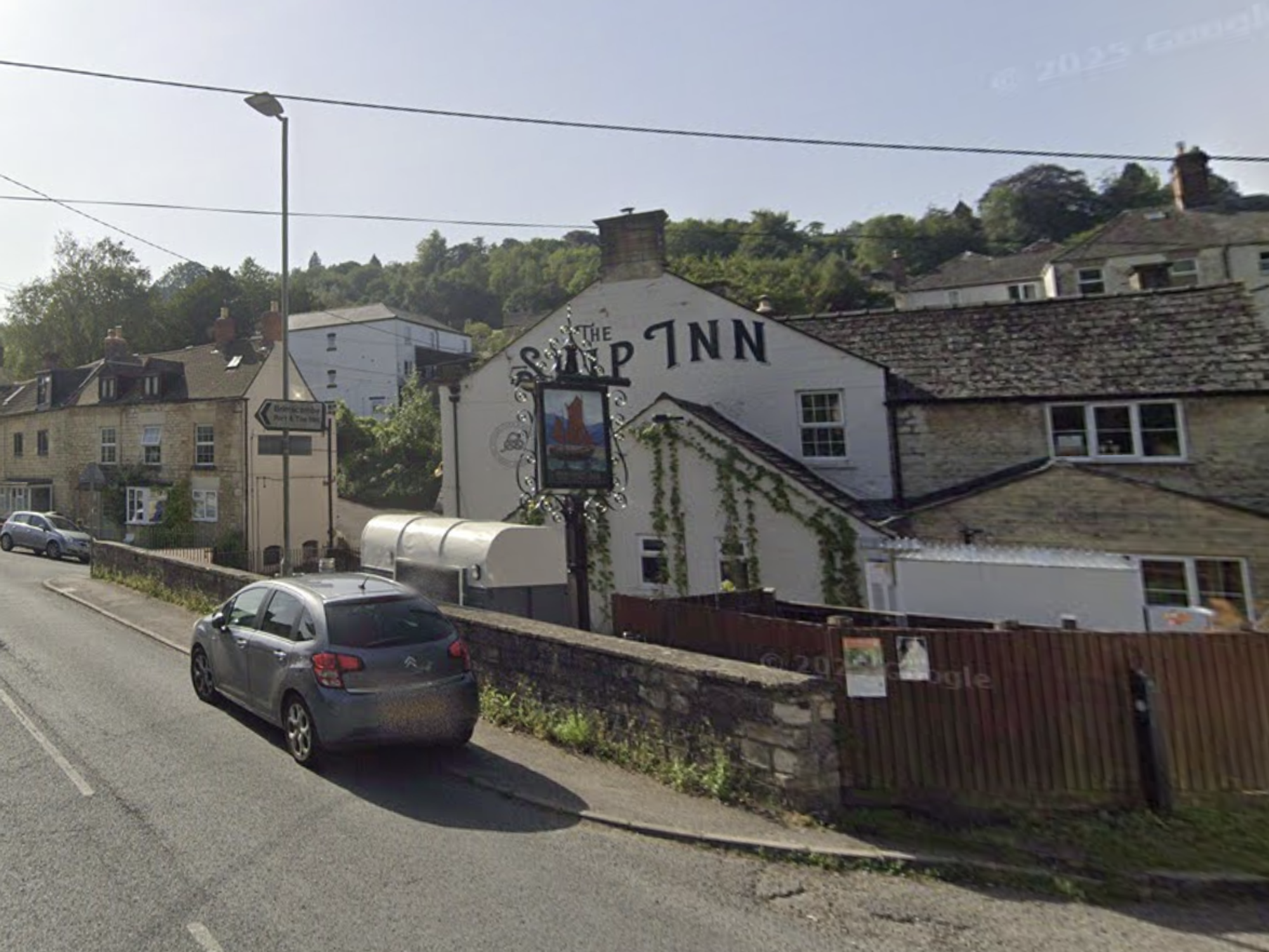 Stroud fire: Mother and two children killed in Boxing Day blaze as sole survivor revealed as poli...