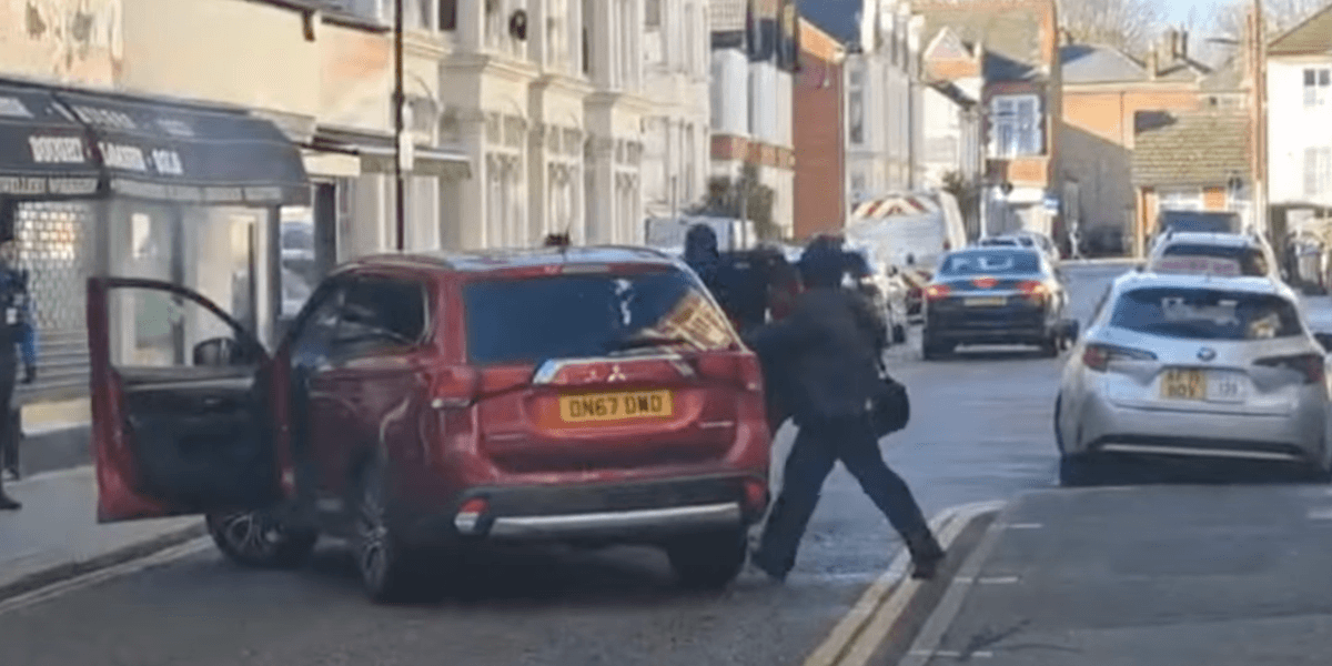 Machete-wielding robbers raid seaside town’s jewellers as police launch urgent investigation Machete-wielding robbers raid seaside town’s jewellers as police launch urgent investigation