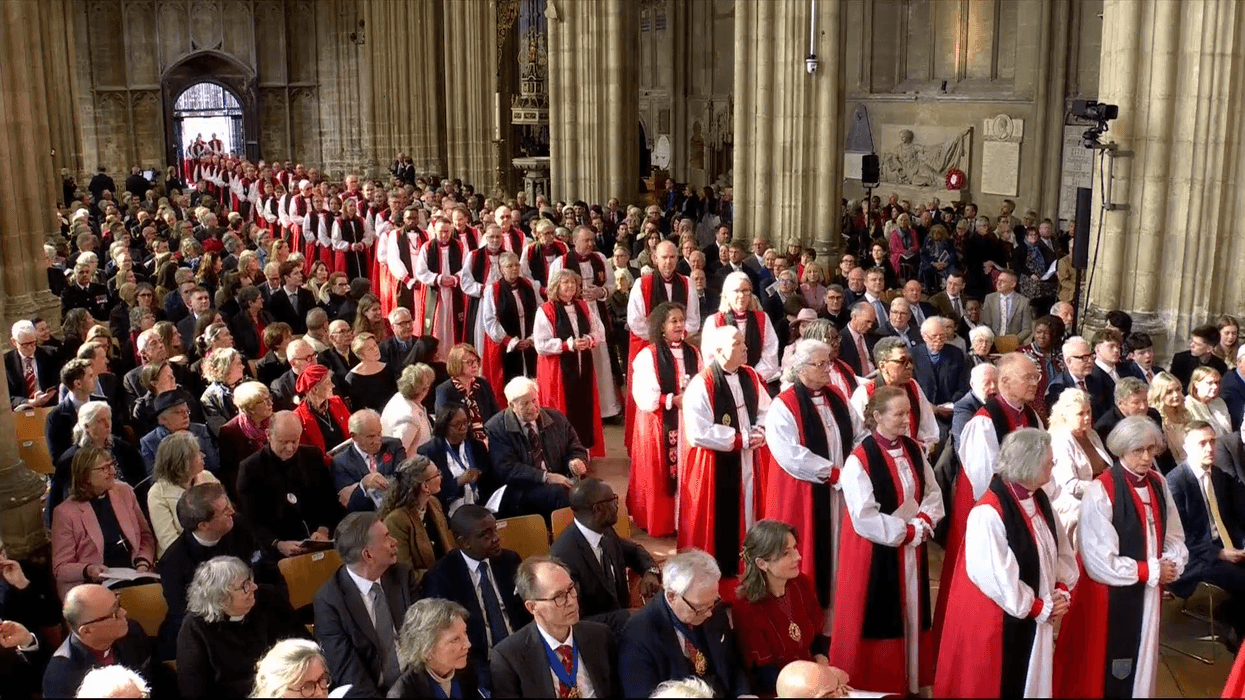 WATCH: Congregation gathers at Canterbury Cathe...