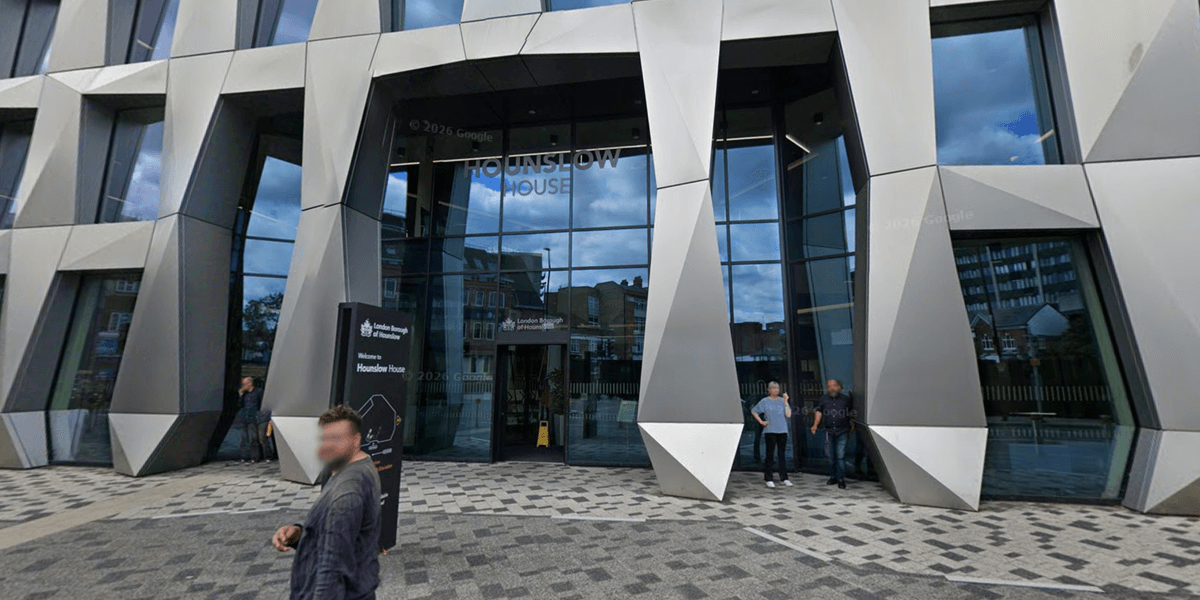 Man slapped with £1,000 ‘fly-tipping’ fine after leaving envelope on top of overflowing bin Man slapped with £1,000 ‘fly-tipping’ fine after leaving envelope on top of overflowing bin