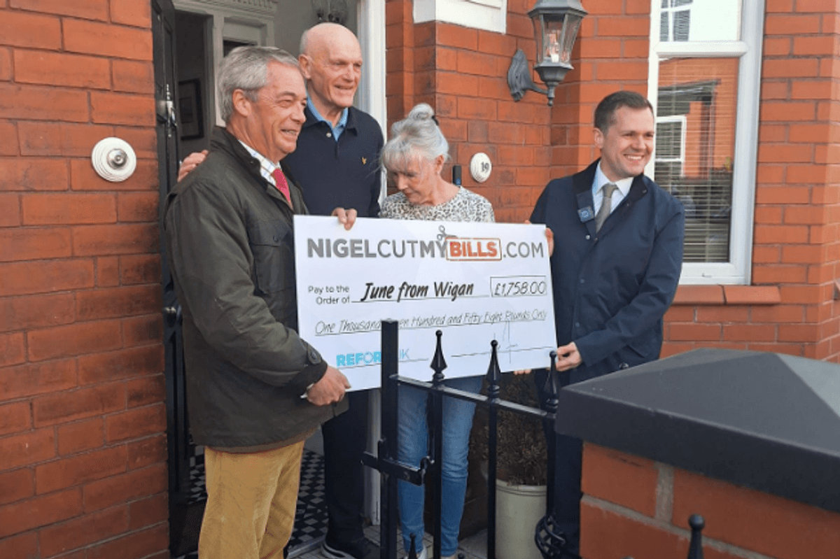Watch the moment Nigel Farage and Robert Jenrick hand over giant cheque to pay couple’s energy bills