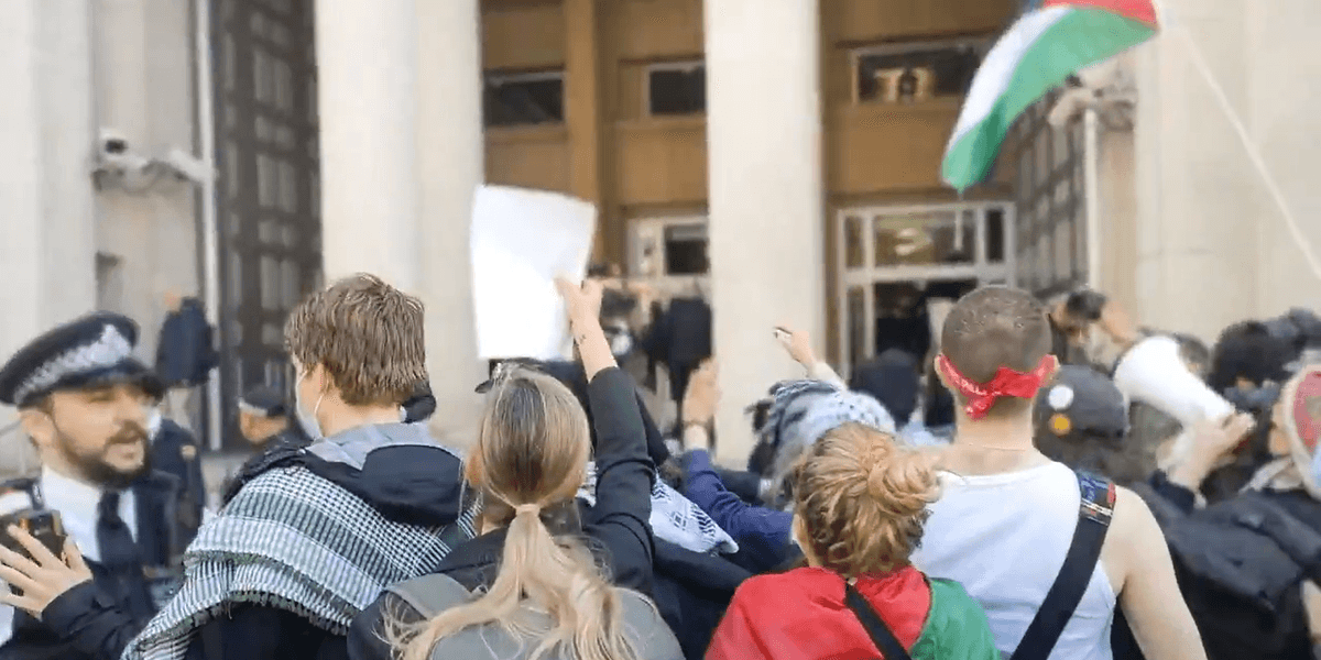 Protestors waving Palestinian flags storm Ministry of Defence and swarm Royal Navy officers as police overwhelmed Protestors waving Palestinian flags storm Ministry of Defence and swarm Royal Navy officers as police overwhelmed