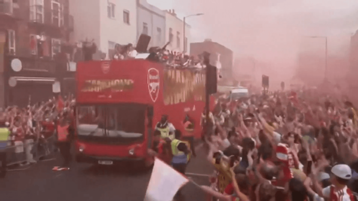 WATCH: Thousands of Arsenal fans line the stree...