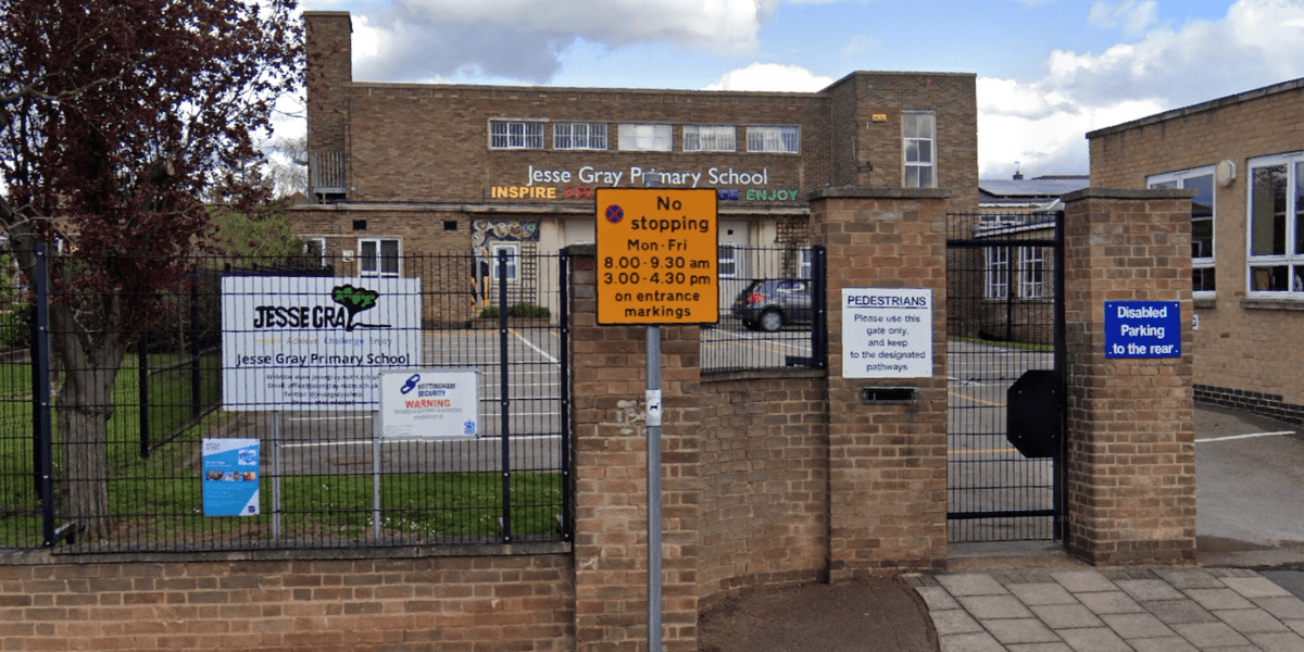 Nine schoolchildren rushed to hospital after ‘eating poisonous berries’ in playground Nine schoolchildren rushed to hospital after ‘eating poisonous berries’ in playground