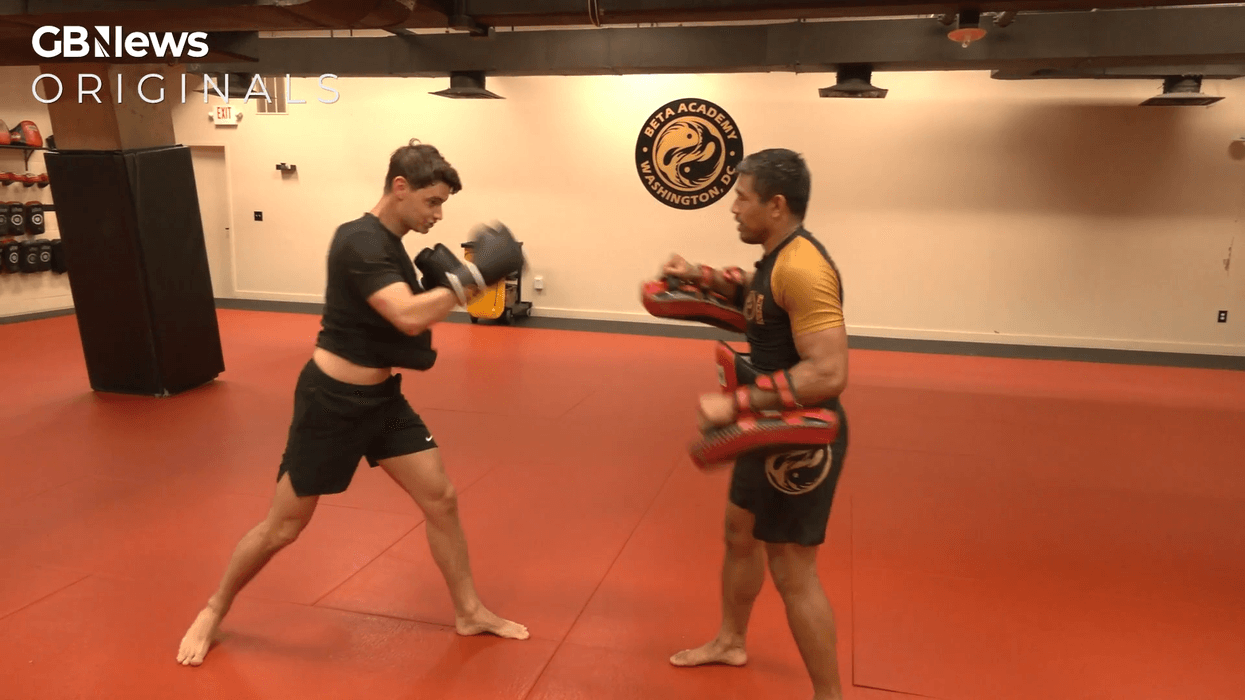 WATCH: GB News' Ben Leo gets in the ring and tr...