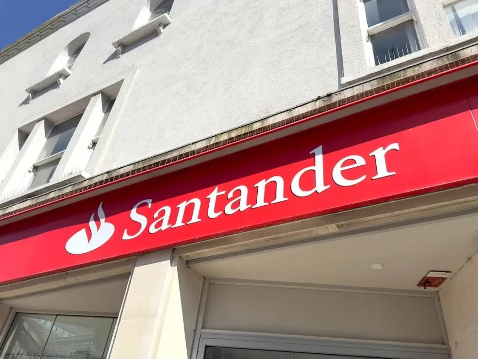 Santander issues urgent warning to customers after Britons lose £3,000 in growing scam