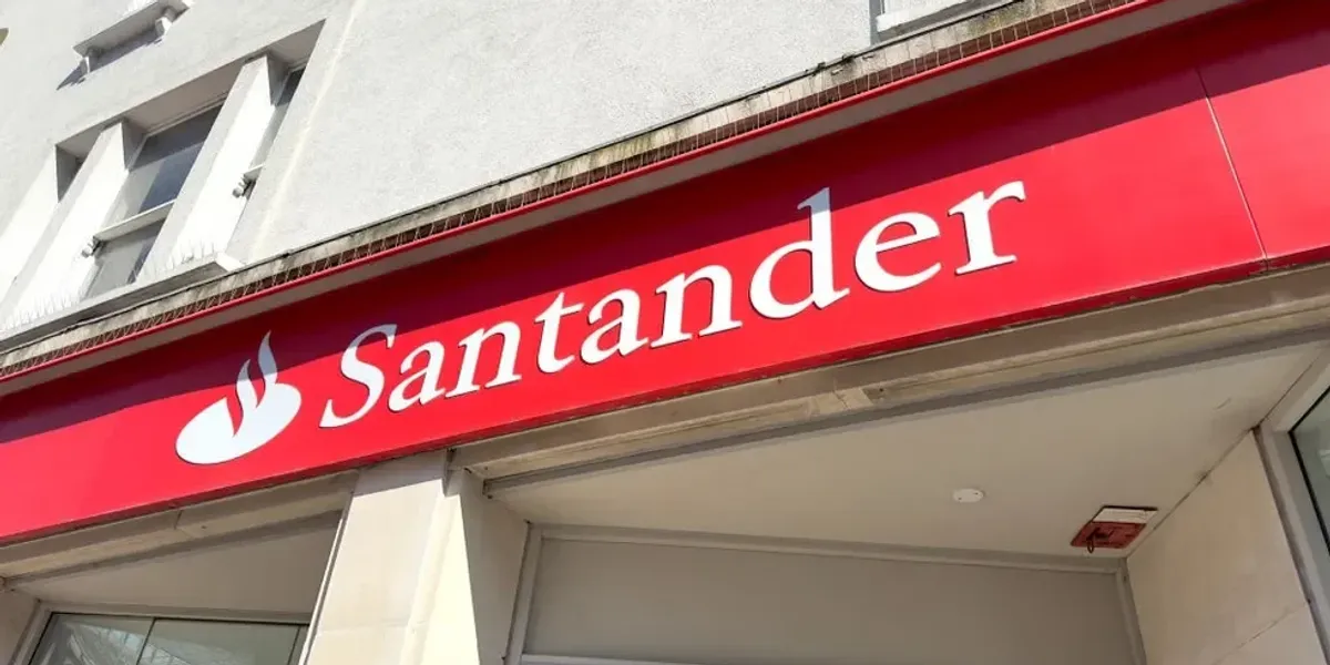 Santander issues urgent warning to customers after Britons lose £3,000 in growing scam Santander issues urgent warning to customers after Britons lose £3,000 in growing scam