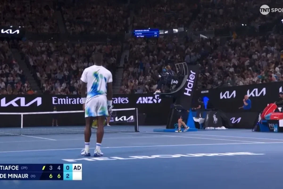 Australian Open match delayed for seven minutes after medical emergency in crowd amid scorching conditions