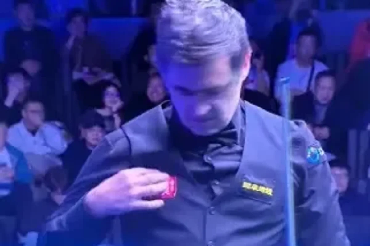 Ronnie O'Sullivan walks out of snooker match shaking his head as opponent left baffled