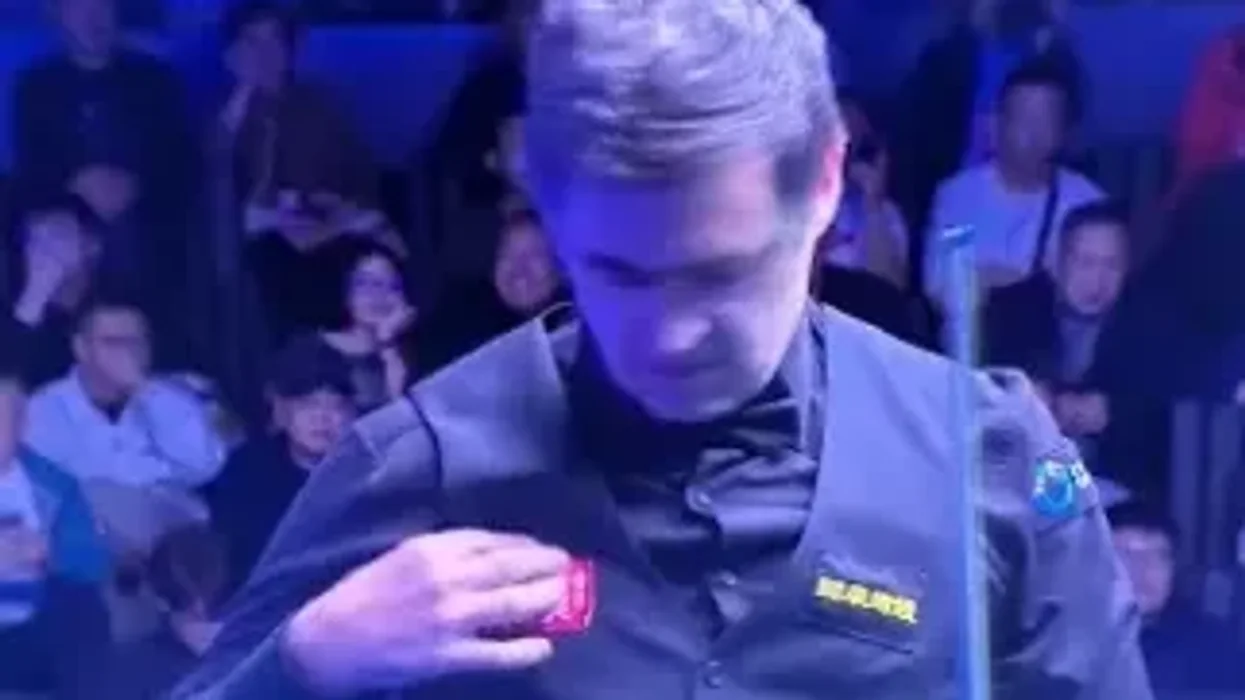 Ronnie O'Sullivan walks out of snooker match shaking his head as opponent left baffled