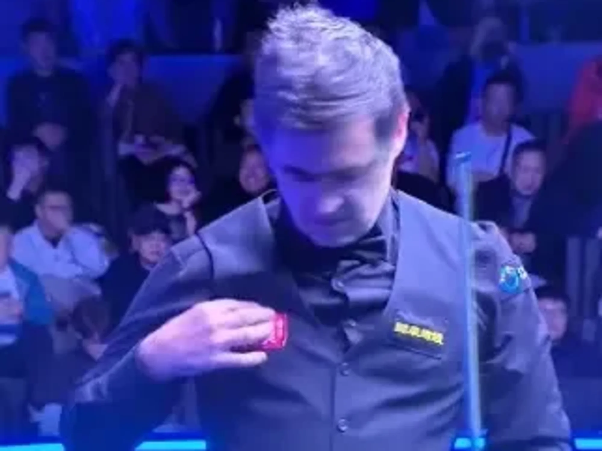 Ronnie O'Sullivan walks out of snooker match shaking his head as opponent left baffled