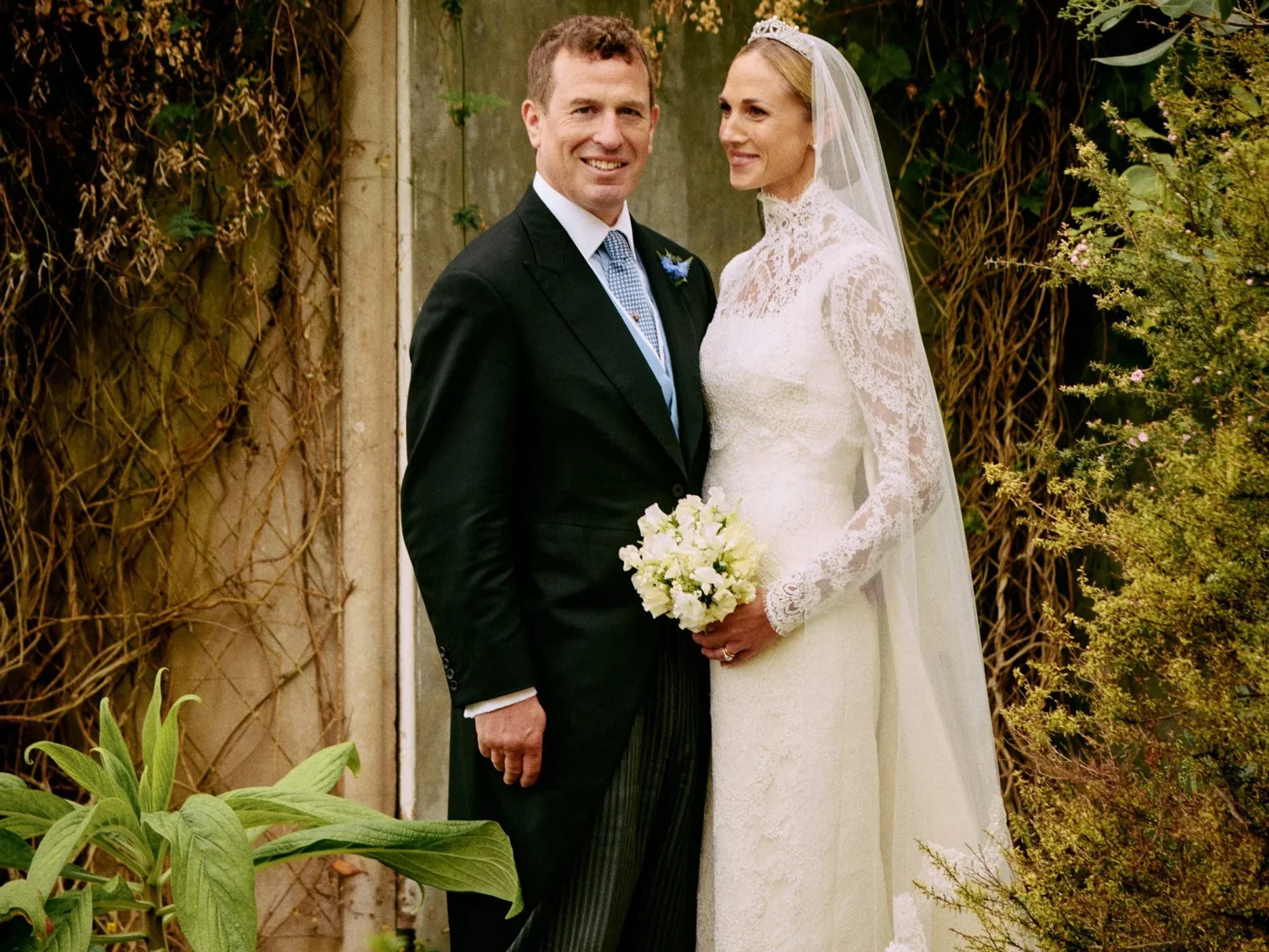 Peter Phillips and Harriet Phillips release their official wedding portraits