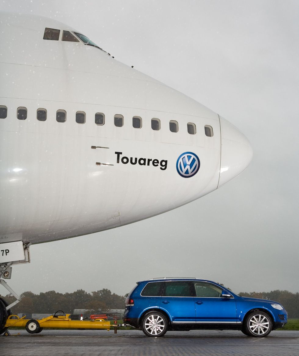 In 2006, the Touareg V10 TDI comfortably towed a Boeing 747 to its take-off position