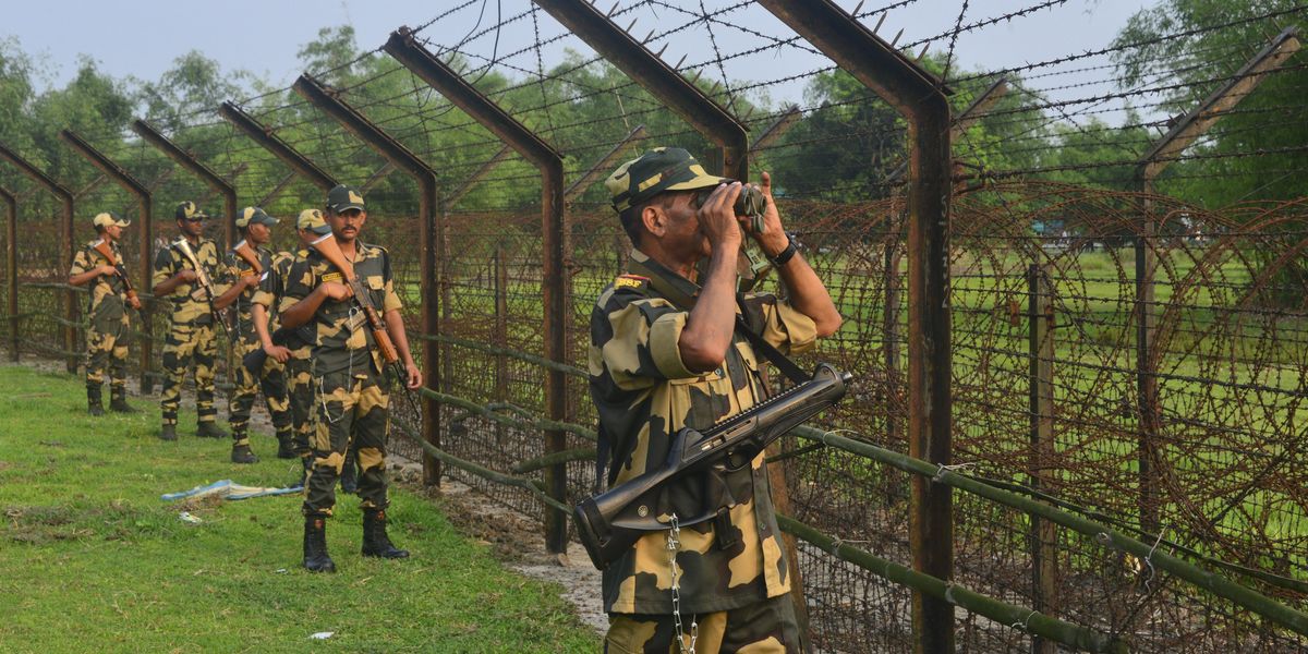 भारत अपने आव्रजन संबंधी मुद्दों को विफल करने के लिए अपनी सीमा पर जहरीले सांपों और मगरमच्छों को छोड़ेगा