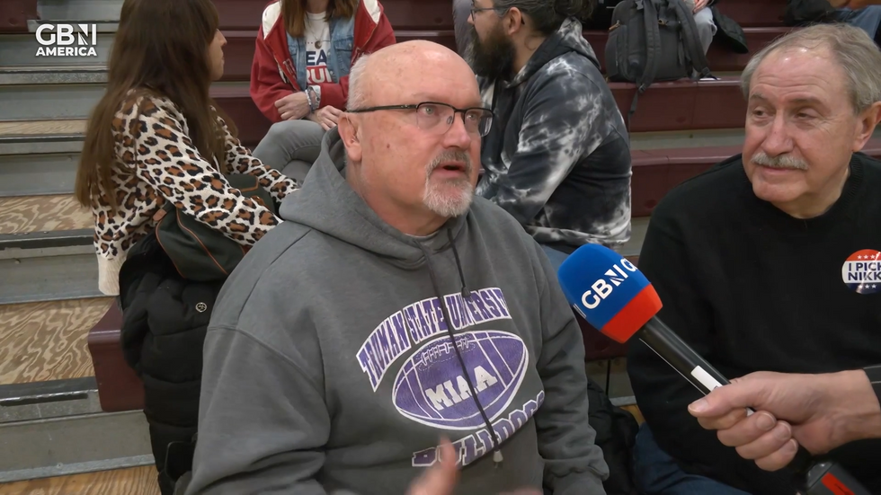 Iowa voter speaks to Nigel Farage