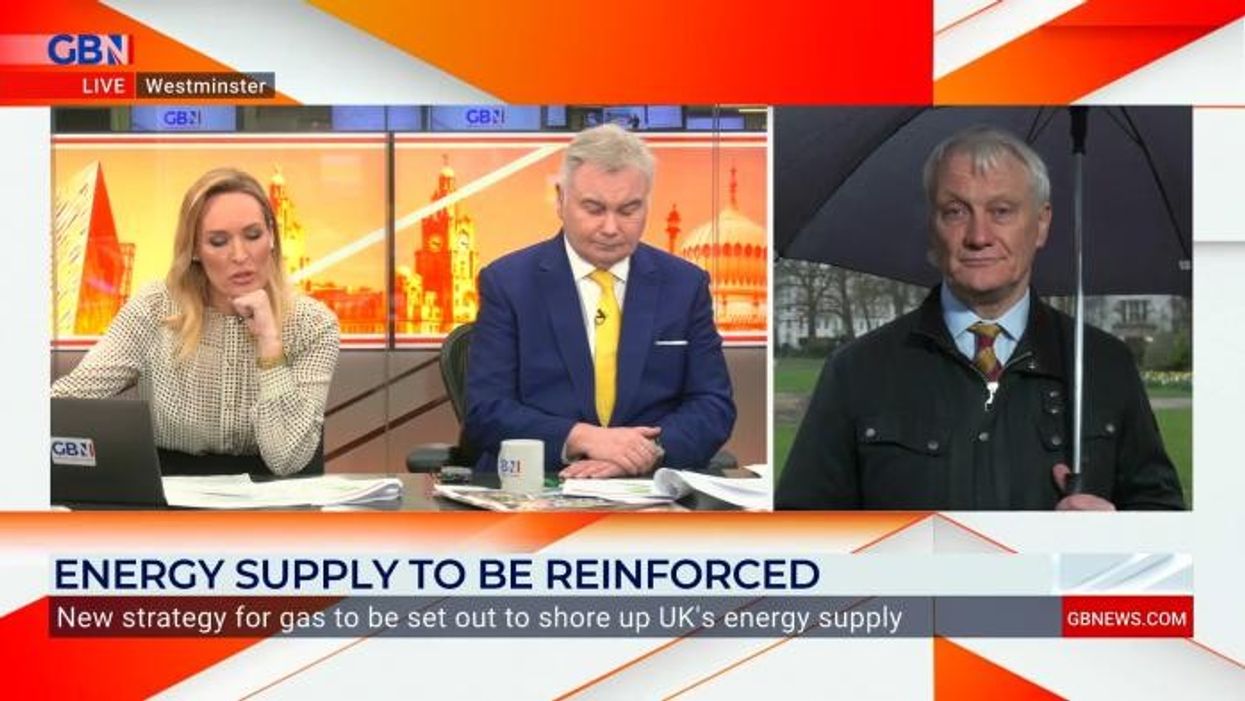 Lee Anderson crosses the House of Commons to opposition benches as MP joins Reform UK