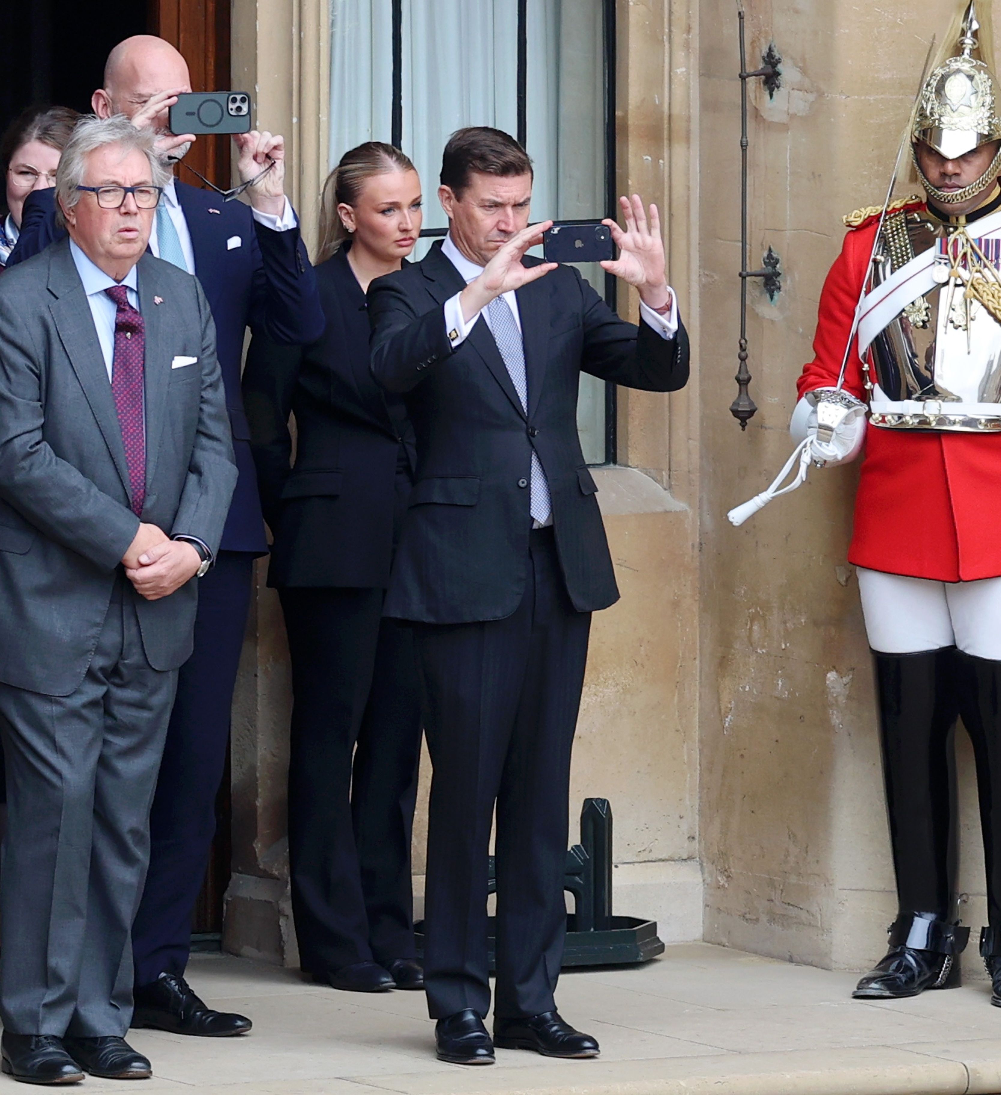 James Roscoe, dočasný americký velvyslanec, fotografoval příchod Donalda Trumpa během své druhé státní návštěvy \ U200b