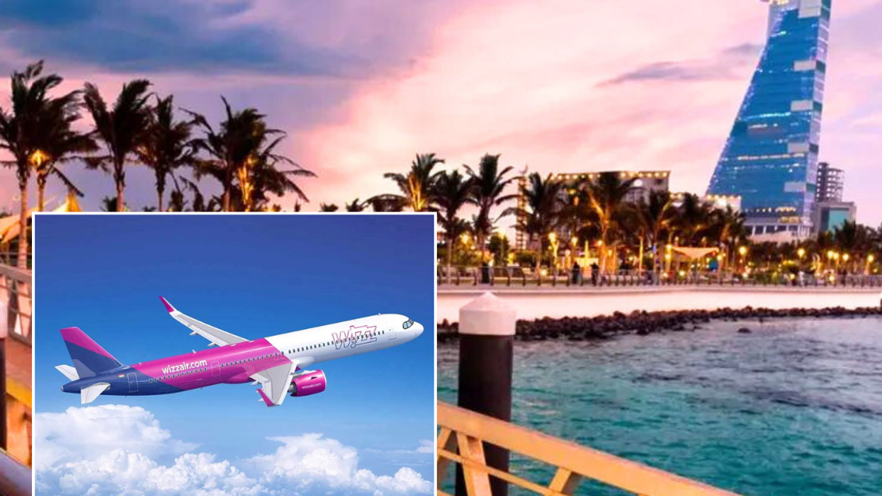 Jeddah beach / Wizz Air plane