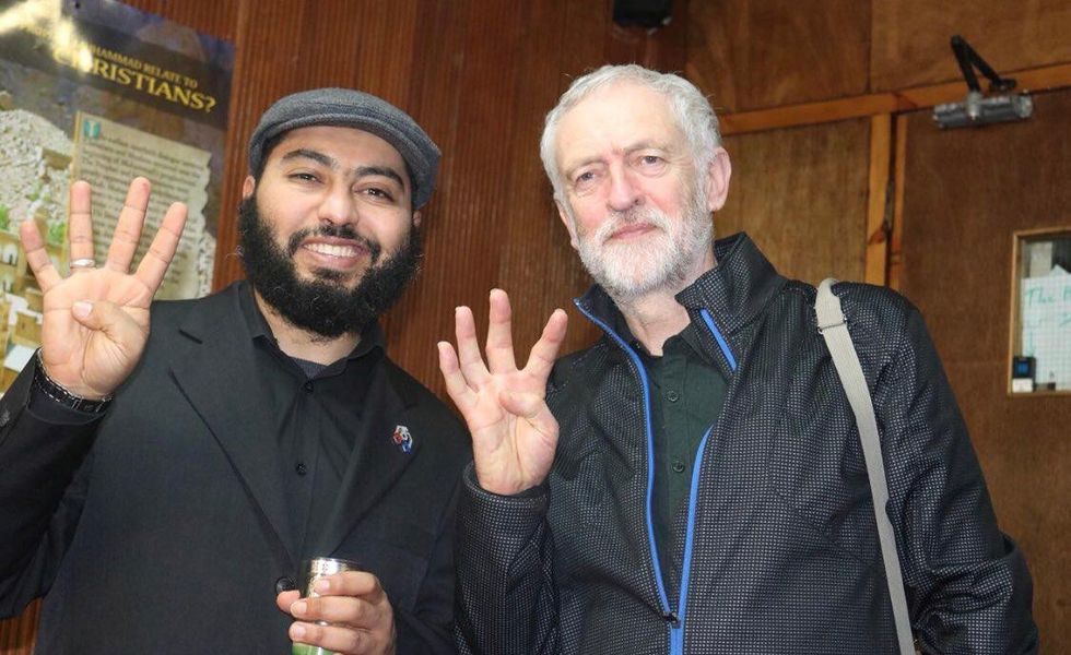 Jeremy Corbyn does the four finger Muslim Brotherhood salute