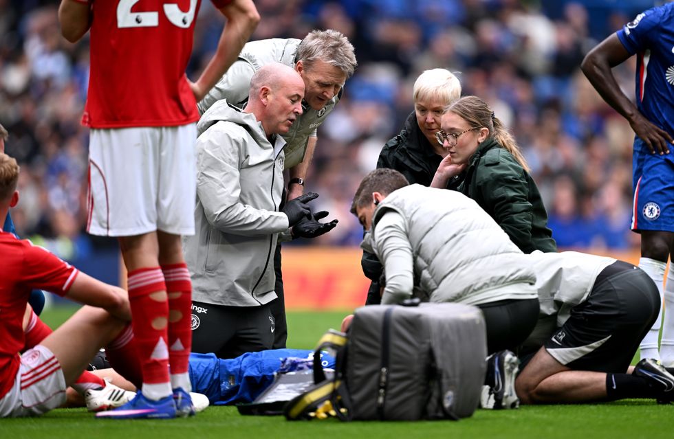 Jesse Derry foi tratado pela equipe médica do Chelsea após a terrível colisão no box do Nottingham Forest