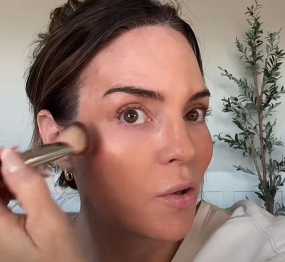 Jessica Enslow demonstrating incorrect blusher technique