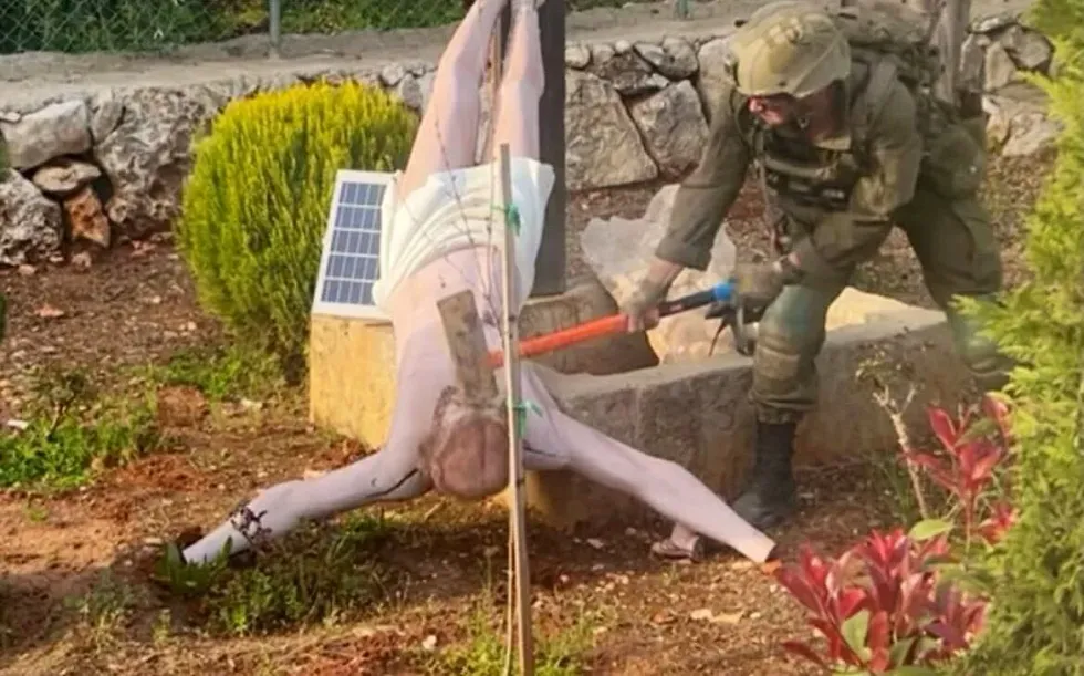 Jesus statue being defaced in Lebabon