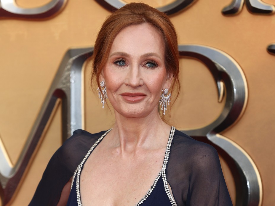 Polêmica: Por Que JK Rowling Foi Chamada de 'Romancista Mais Desagradável' e Misógina? 1 A autora de Harry Potter, JK Rowling, foi apoiada por seus fãs após a críticaGETTY