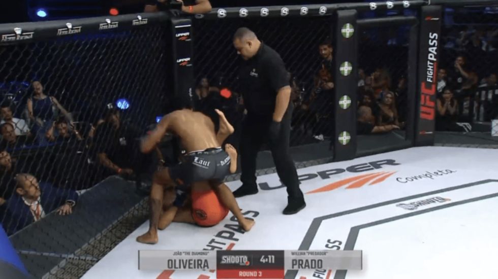 Joao Oliveira was forced to deal additional damage to Willian Prado before the referee finally intervened