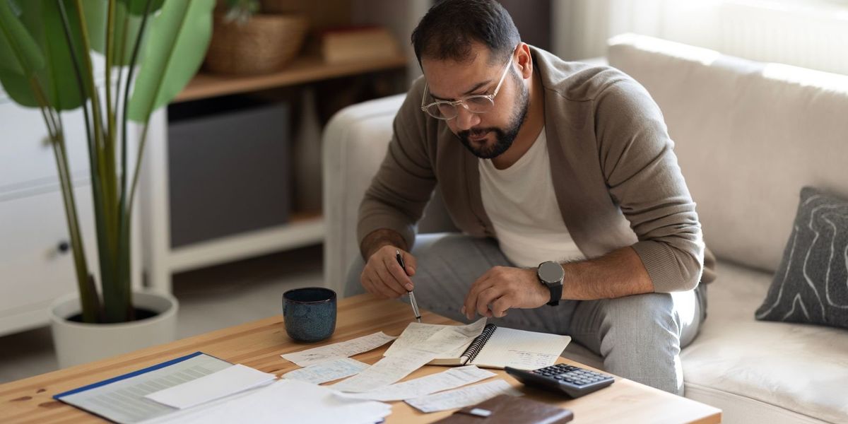 Award-winning entrepreneur runs business with just pen and paper after giving up mobile and computer Award-winning entrepreneur runs business with just pen and paper after giving up mobile and computer