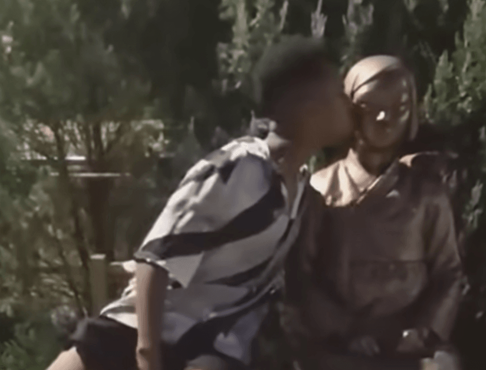 Johnny Somali kissing statue in South Korea