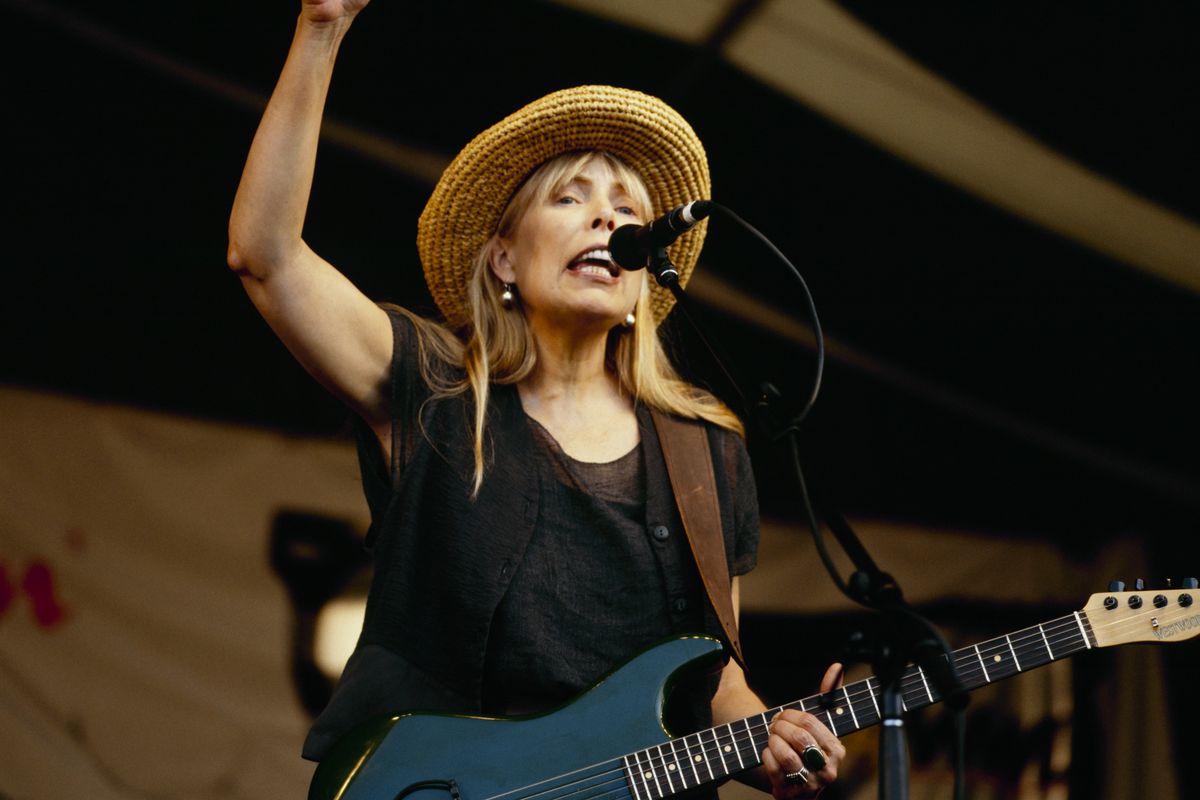 Joni Mitchell performs in 1995