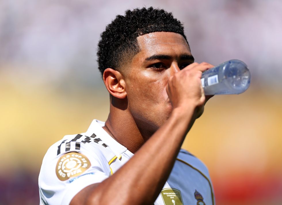 Jude Bellingham bebe água em garrafa na Copa do Mundo de Clubes