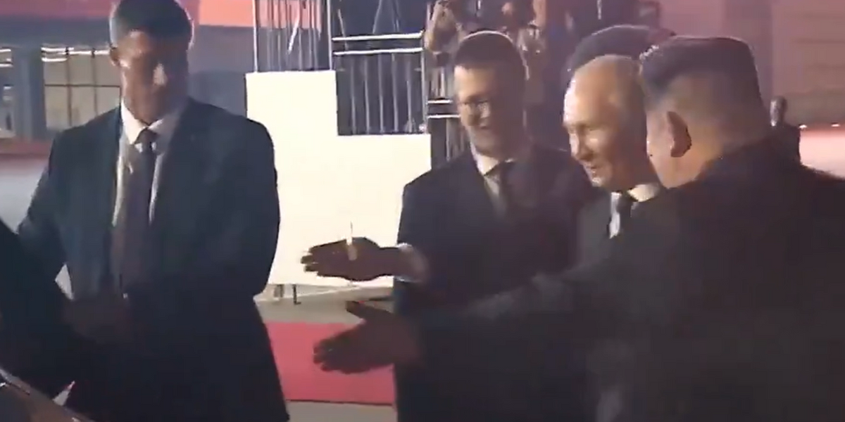 NextImg:Putin and Kim in bizarre showdown as they disagree over who should enter car first