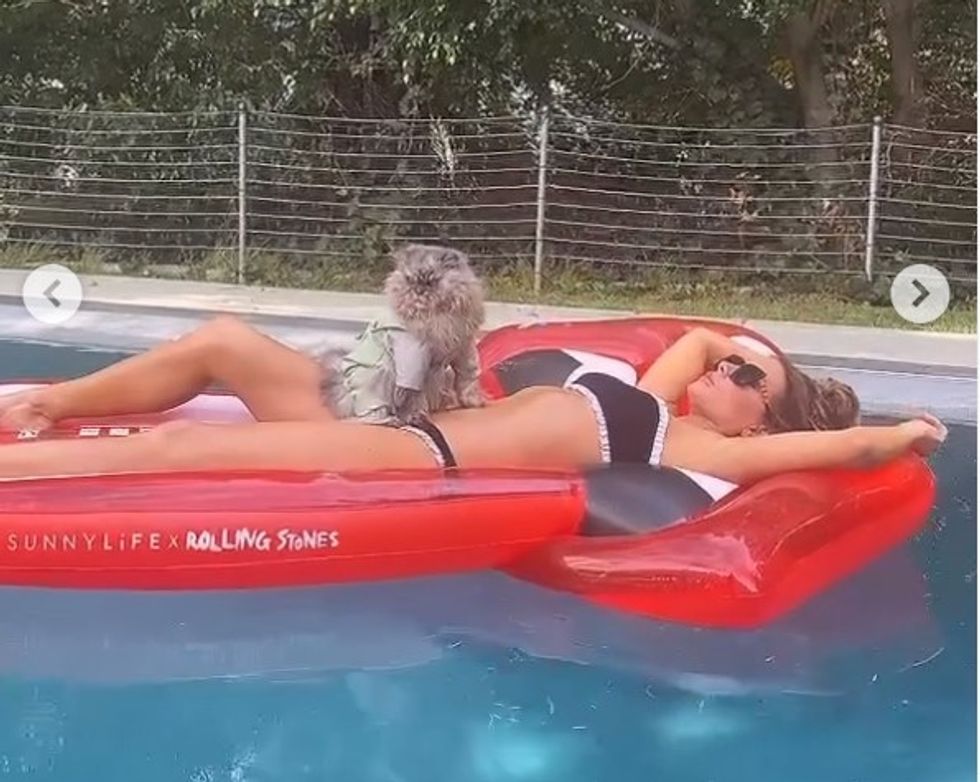 Kate Beckinsale in pool