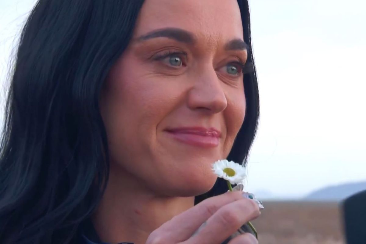 Katy Perry clutched a daisy