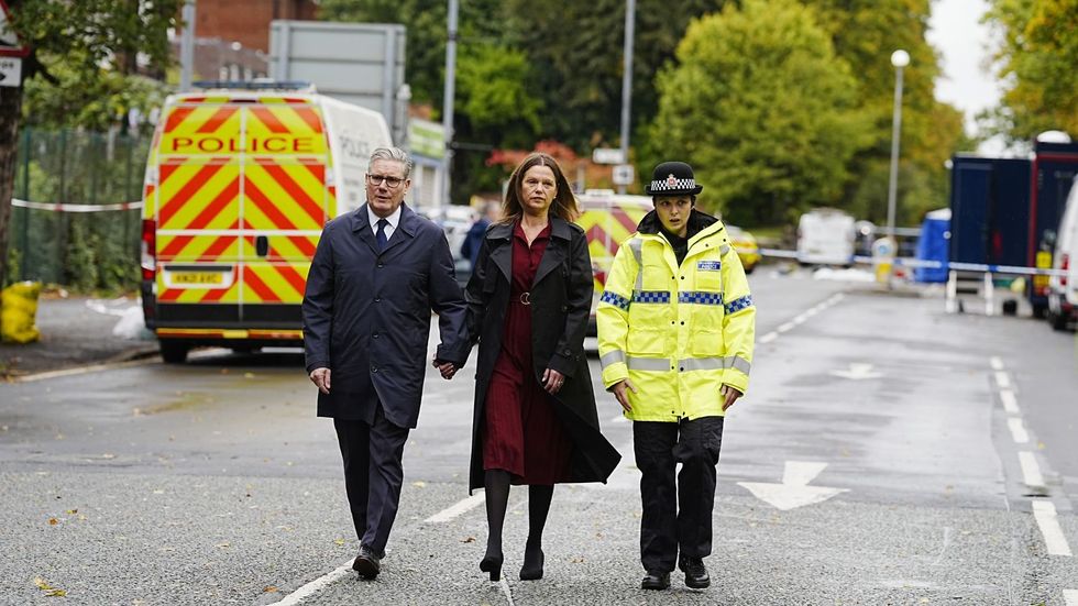 Keir Starmer and his wife in Manchester in hte aftermath of the attack on a local synagogue