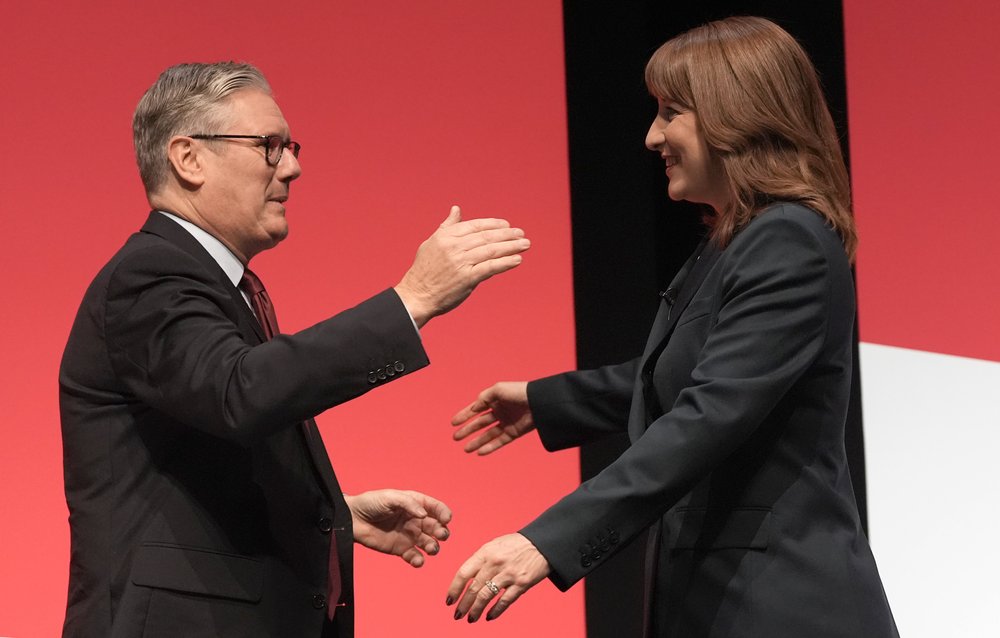 Keir Starmer và Rachel Reeves ôm nhau