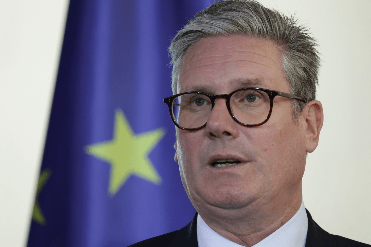 Keir Starmer in front of EU flag
