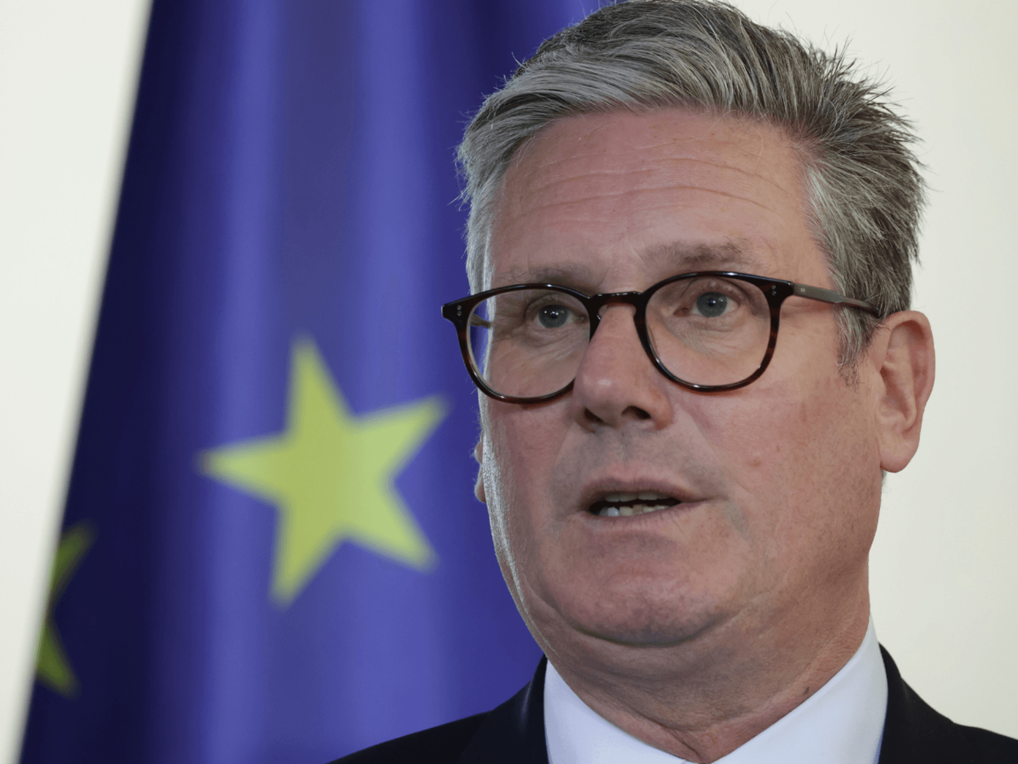 Keir Starmer in front of EU flag