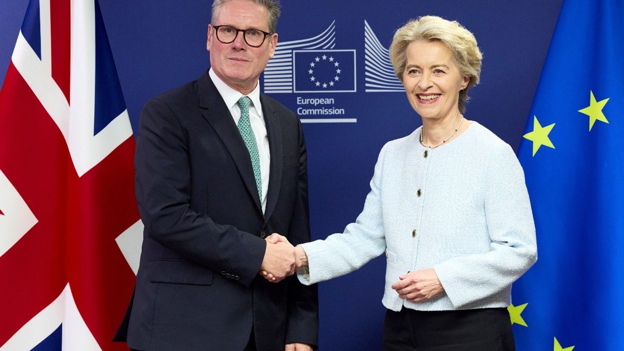 Keir Starmer shakes hands with Ursula von der Leyen