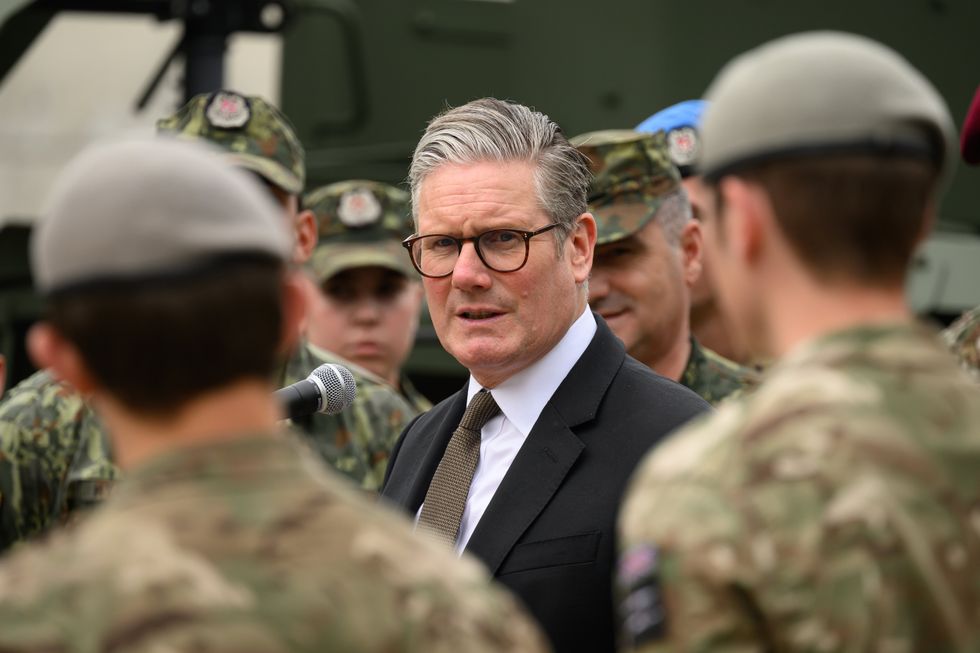Keir Starmer com tropas britânicas