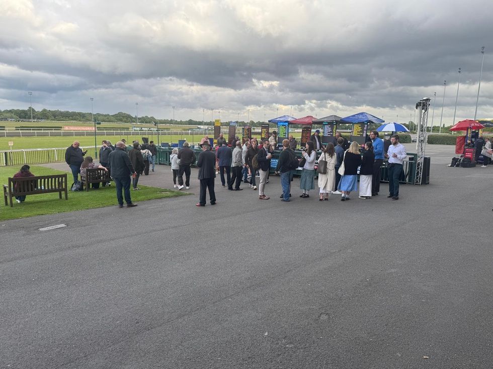 Kempton Park racegoers