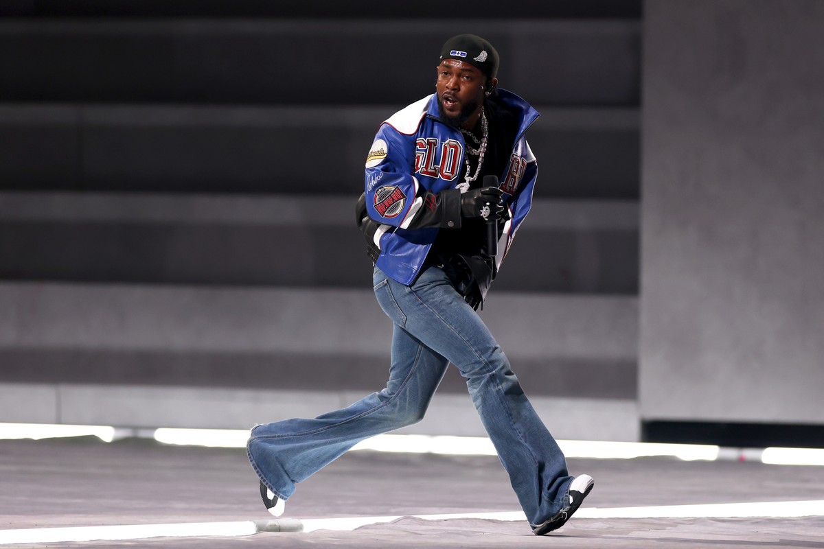 Drake sends clear message over Kendrick Lamar Super Bowl show as he ...