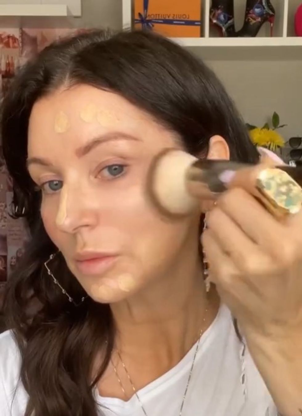 Kerrie Smart applying foundation
