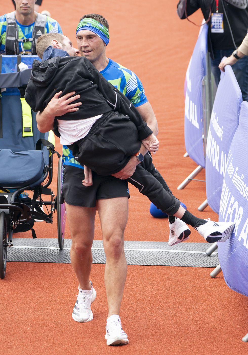 Kevin Sinfield carried Rob Burrow over the line at the London Marathon