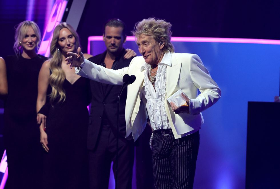 Kimberly, Ruby, Sean on stage with their dad Rod Stewart