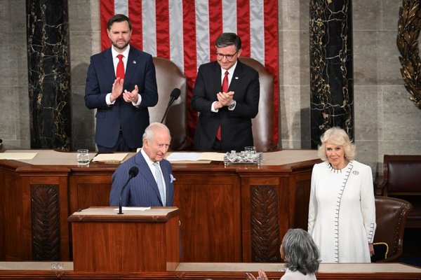 Vua Charles và Hoàng hậu Camilla