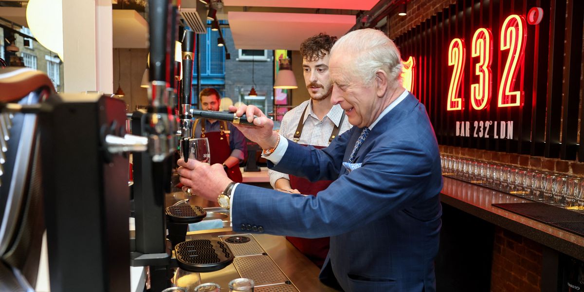 King Charles wows onlookers as he pours the ‘perfect’ pint in London King Charles wows onlookers as he pours the ‘perfect’ pint in London