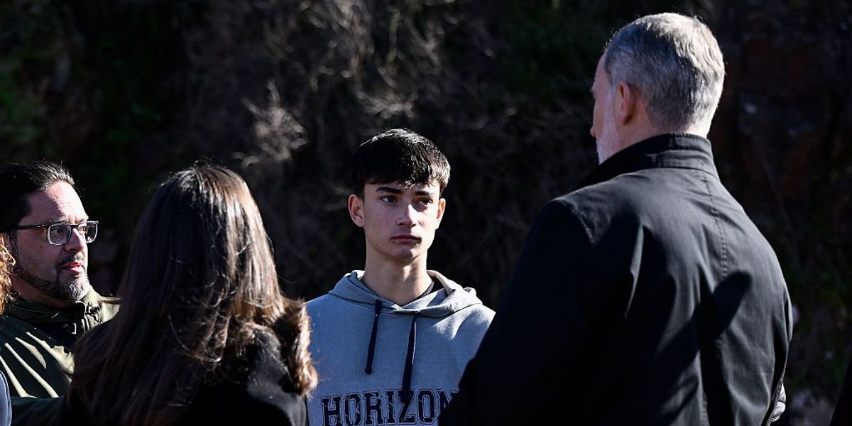 King Felipe and Queen Letizia thank 16-year-old hero who helped rescue survivors of Spanish train crash thumbnail