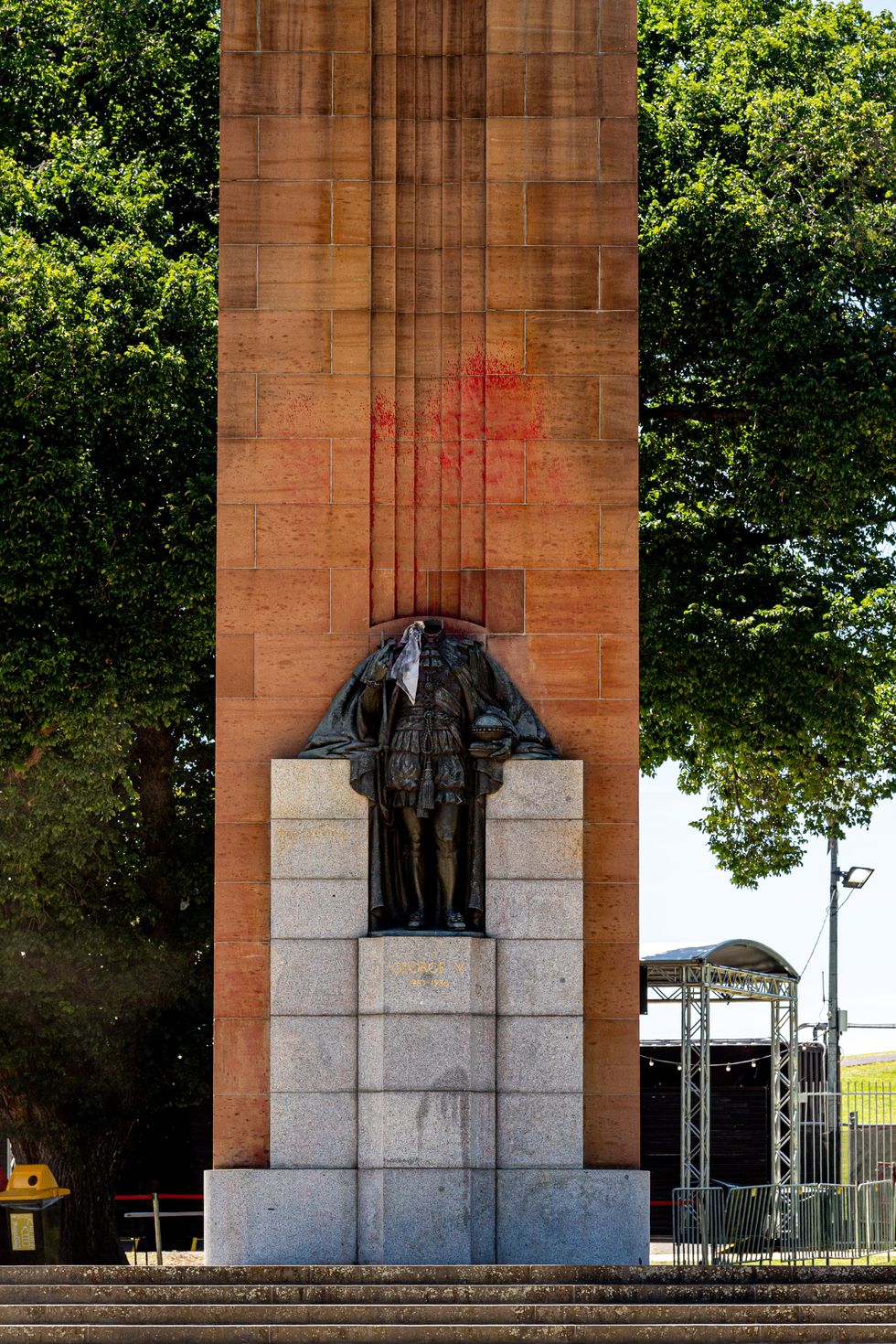 King George statue